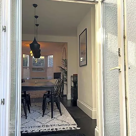 Restored Victorian With Private Garden 3*