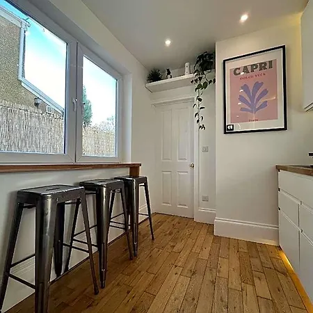 호텔 Restored Victorian With Private Garden 3*