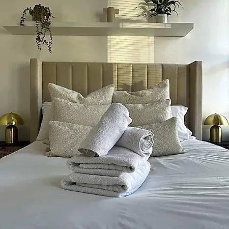 호텔 Restored Victorian With Private Garden 3*