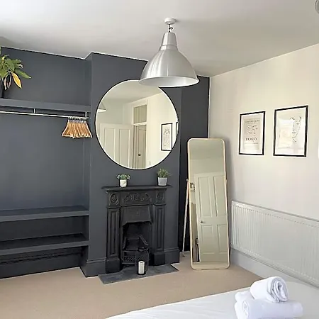 Restored Victorian With Private Garden Отель 3*
