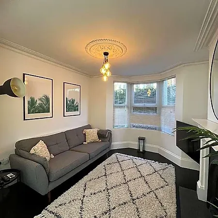 Restored Victorian With Private Garden 3*