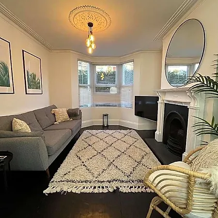 Restored Victorian With Private Garden 브리스틀